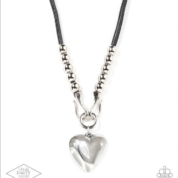 Long Leather heart pendant necklace - Black - Picture 2 of 3